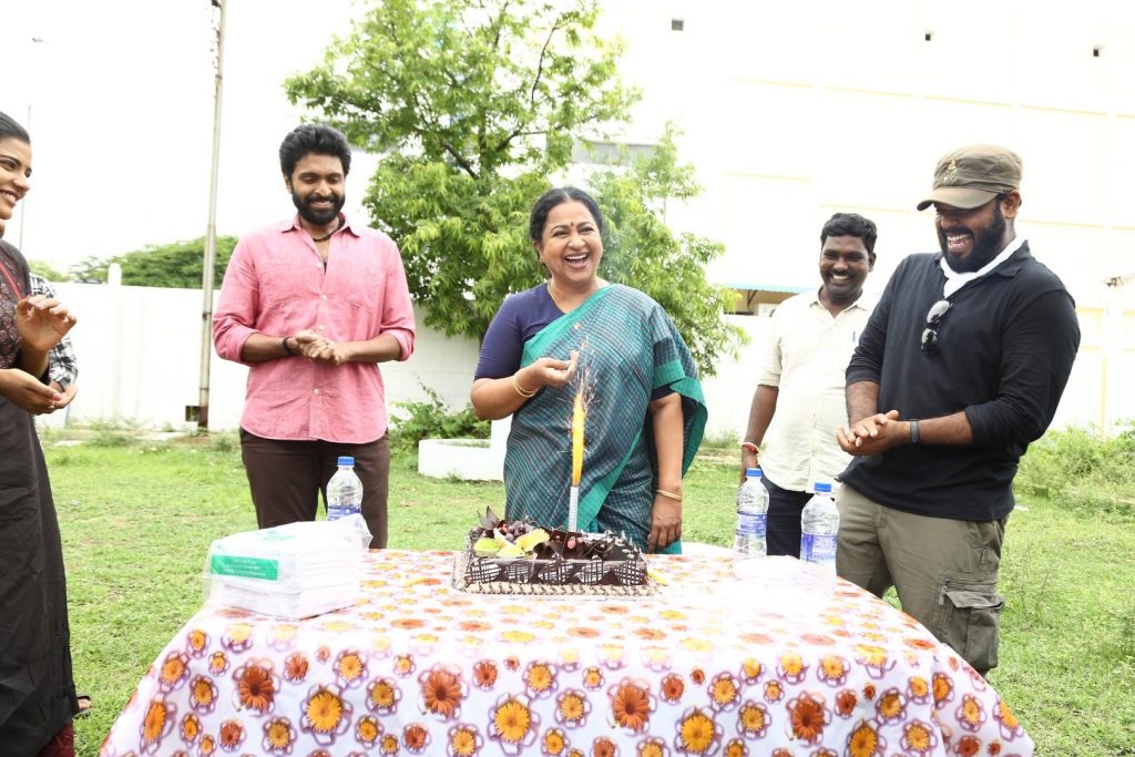 actress radhika celebrates her birthday on the set of vaanam kottatum photos 3