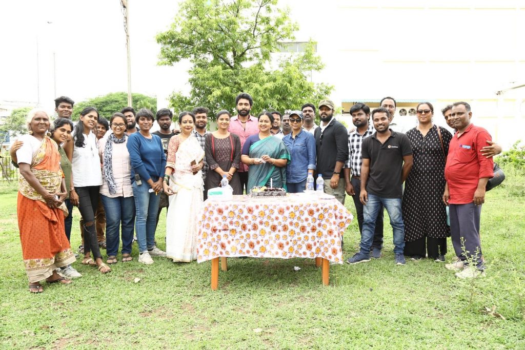 actress radhika celebrates her birthday on the set of vaanam kottatum photos 5