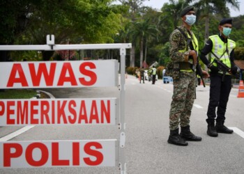 KUANTAN, 22 Mac -- BERGANDING BAHU... Anggota Tentera membantu anggota Polis ketika mengadakan sekatan jalan raya bagi memastikan rakyat mematuhi Perintah Kawalan Pergerakan ketika tinjauan fotoBernama hari ini.Hari ini merupakan hari pertama anggota Polis dibantu oleh anggota Tentera bagi memastikan rakyat mematuhi Perintah Kawalan Pergerakan hari kelima bagi mencegah penularan wabak COVID-19.--fotoBERNAMA (2020) HAK CIPTA TERPELIHARA