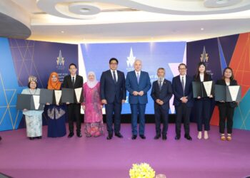 Royal Patron and the Merdeka Award Board of Trustees with past edition’s 2023 Merdeka Award Grantees